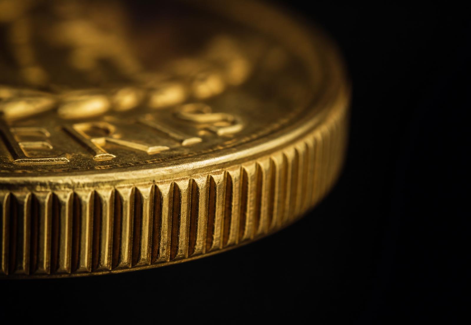 Extreme Makroaufnahme des geriffelten Randes einer Goldmünze